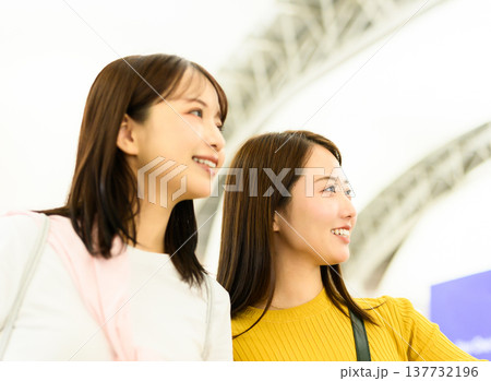 空港で未来を見つめる二人 ■撮影協力：関西国際空港（KIX） 137732196