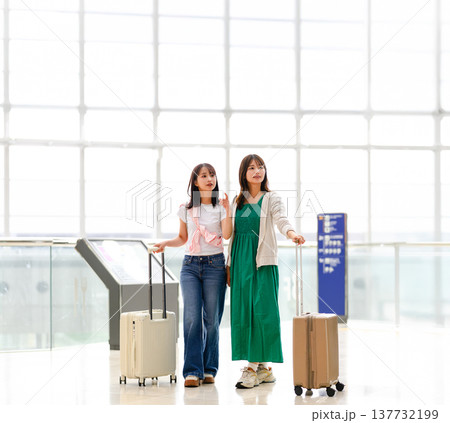 空港で旅行を待つ女性二人 ■撮影協力:関西国際空港(KIX) 空港で旅行を待つ女性二人 ■撮影協力:関西国際空港(KIX) 137732199
