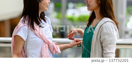 女性二人が会話する ■撮影協力：関西国際空港（KIX） 137732201