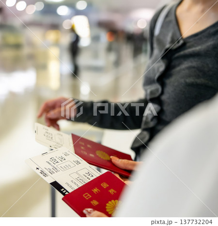 パスポートと搭乗券提示 ■撮影協力：関西国際空港（KIX） 137732204