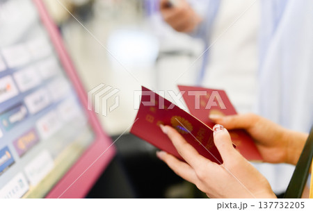 パスポートとキオスク ■撮影協力：関西国際空港（KIX） 137732205