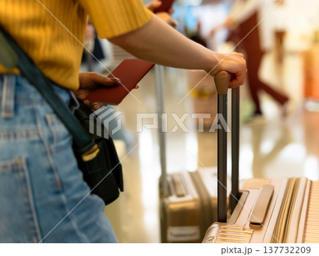 空港で荷物とパスポート ■撮影協力：関西国際空港（KIX） 137732209