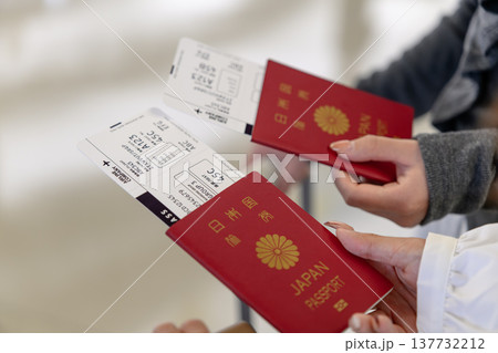 二人でパスポート提示 ■撮影協力:関西国際空港(KIX) 二人でパスポート提示 ■撮影協力:関西国際空港(KIX) 137732212