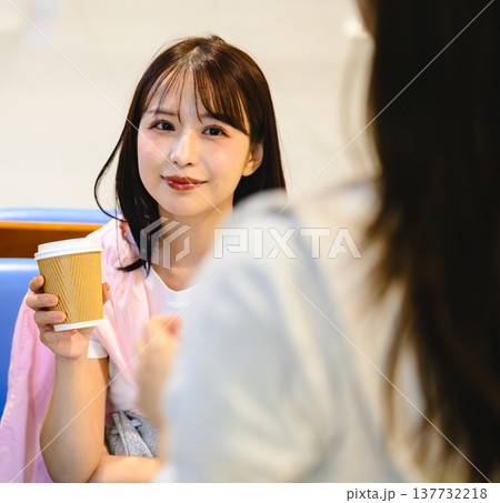 カフェで談笑する二人 ■撮影協力:関西国際空港(KIX) カフェで談笑する二人 ■撮影協力:関西国際空港(KIX) 137732218