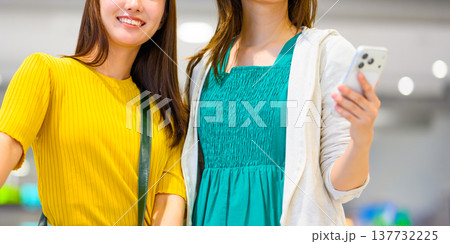 友人とのショッピングとスマホ ■撮影協力：関西国際空港（KIX） 137732225