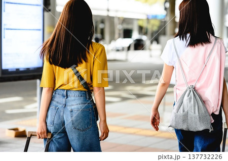 女性二人、空港で移動 ■撮影協力:関西国際空港(KIX) 女性二人、空港で移動 ■撮影協力:関西国際空港(KIX) 137732226