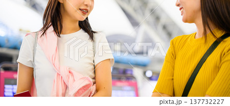 空港で会話する女性二人 ■撮影協力：関西国際空港（KIX） 137732227