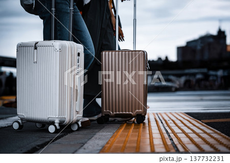 旅行用スーツケースと歩行 ■撮影協力:関西国際空港(KIX) 旅行用スーツケースと歩行 ■撮影協力:関西国際空港(KIX) 137732231