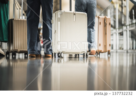 空港で並ぶ旅行鞄 ■撮影協力：関西国際空港（KIX） 137732232