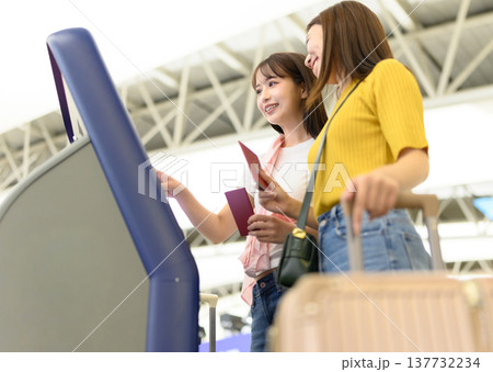 空港で自動チェックイン ■撮影協力:関西国際空港(KIX) 空港で自動チェックイン ■撮影協力:関西国際空港(KIX) 137732234