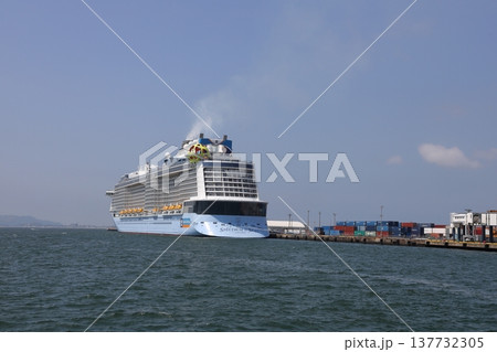 博多港に停泊する超巨大客船 SPECTRUM OF THE SEAS 137732305