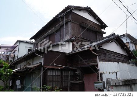 老朽化した家,日本の古い家,狭小住宅,一戸建て,一軒家,古い家,昭和建築, 老朽化した家,日本の古い家,狭小住宅,一戸建て,一軒家,古い家,昭和建築, 137732325