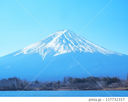 山梨県 雪解けの残雪に鳥型の農鳥の印が現れた富士山 2月 山梨県 雪解けの残雪に鳥型の農鳥の印が現れた富士山 2月 137732357