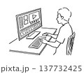 パソコンで動画編集をする男性 137732425