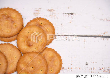 白い木目背景に並ぶ丸いクラッカー 137732508