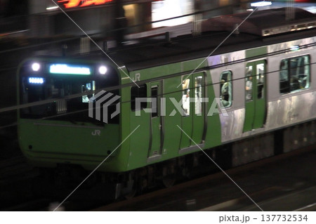 ［JY］夜の山手線E235系電車：103系風ラッピング車両（環状運転100周年記念） 137732534
