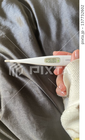 体温計で検温する女性の手元 健康管理・発熱チェック・感染対策 医療イメージ 体温計で検温する女性の手元 健康管理・発熱チェック・感染対策 医療イメージ 137732602