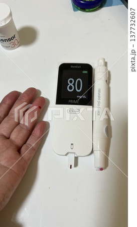 食前の血糖測定。針を刺す指は毎回変えてます 食前の血糖測定。針を刺す指は毎回変えてます 137732607
