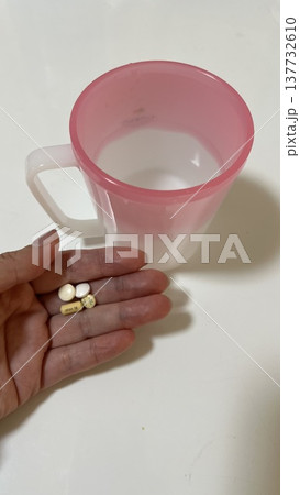 朝の薬を飲む患者 朝の薬を飲む患者 137732610