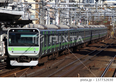 ［JY］山手線E235系電車：205系風ラッピング車両（環状運転100周年記念） 137732630