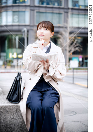 手帳を見る若いビジネスウーマン 手帳を見る若いビジネスウーマン 137732801