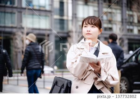 手帳を見る若いビジネスウーマン 137732802