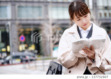 手帳を見る若いビジネスウーマン 137732807