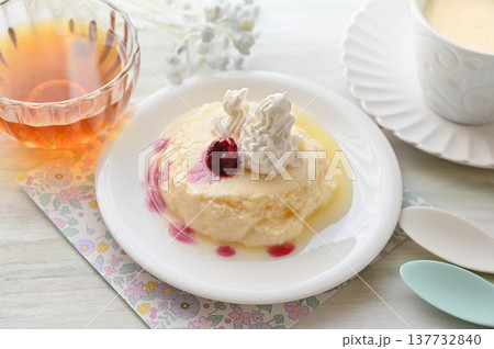 ベリーを乗せたヨーグルトチーズケーキ ベリーを乗せたヨーグルトチーズケーキ 137732840
