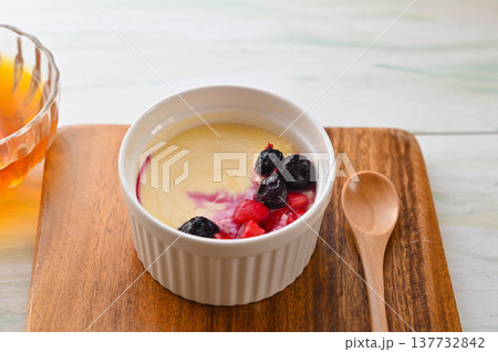 ベリーを乗せたヨーグルトチーズケーキ 137732842
