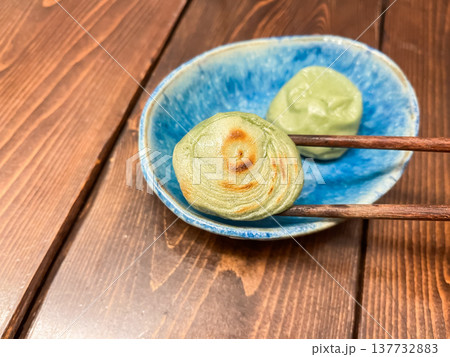 和菓子のよもぎ餅。あんこを蓬を練り込んだ餅で包んだ日本のお菓子。 和菓子のよもぎ餅。あんこを蓬を練り込んだ餅で包んだ日本のお菓子。 137732883