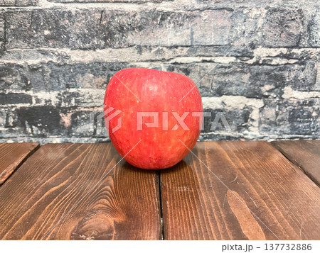 新鮮な果物。ひとつの赤い林檎。 137732886