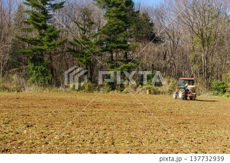 牧草の種を蒔くトラクター 137732939