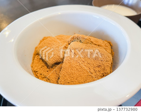 たっぷりきな粉をまぶしたわらび餅。和菓子。 137732980