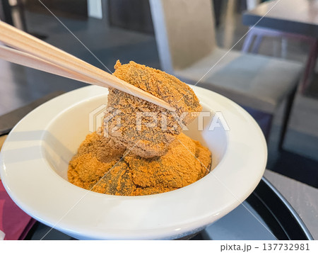たっぷりきな粉をまぶしたわらび餅。和菓子。 137732981