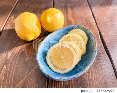 輪切りにした黄色いレモン。断面。新鮮な柑橘系のフルーツ。 137732997