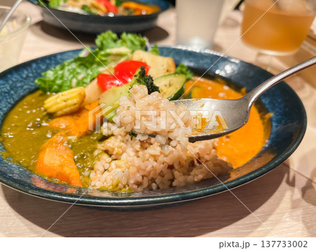 野菜盛りのスパイスカレーと玄米。トマトカレーとほうれん草カレー。玄米のクローズアップ。 137733002