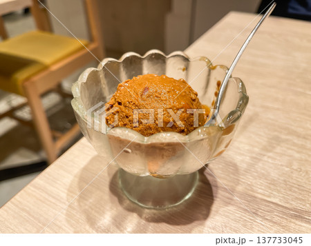 乳製品不使用のキャラメルとナッツで作られたアイスクリーム。 137733045
