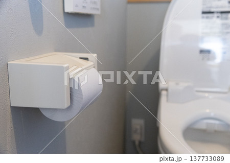 トイレットペーパー トイレットペーパー 137733089
