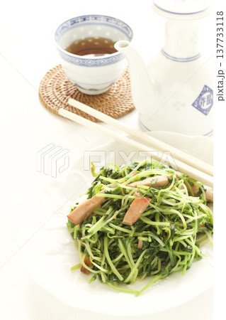 豆苗のベーコン炒めと中国茶 137733118