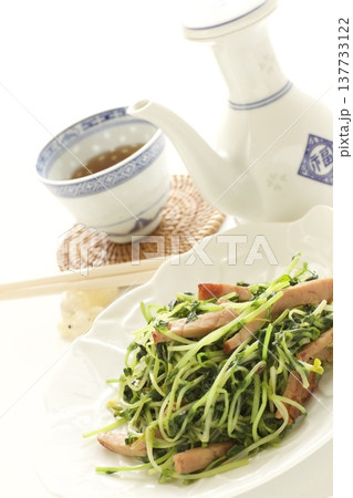 豆苗のベーコン炒めと中国茶 豆苗のベーコン炒めと中国茶 137733122