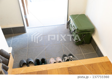 玄関に置いてあるクーラーボックス　子育て 137733360