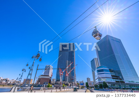 日本の横浜都市景観3月。桜木町駅前…横浜市役所やロープウェイなどを望む。新時代へ希望の光=15日 日本の横浜都市景観3月。桜木町駅前…横浜市役所やロープウェイなどを望む。新時代へ希望の光=15日 137733440