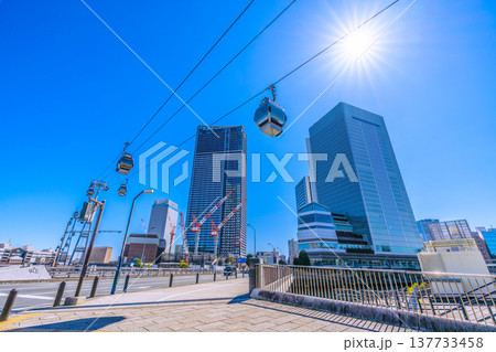 日本の横浜都市景観3月。桜木町駅前…横浜市役所やロープウェイなどを望む。新時代へ希望の光=15日 日本の横浜都市景観3月。桜木町駅前…横浜市役所やロープウェイなどを望む。新時代へ希望の光=15日 137733458