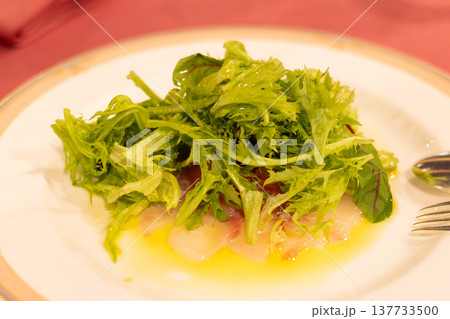 おいしいディナーのシマアジのカルパッチョ 137733500