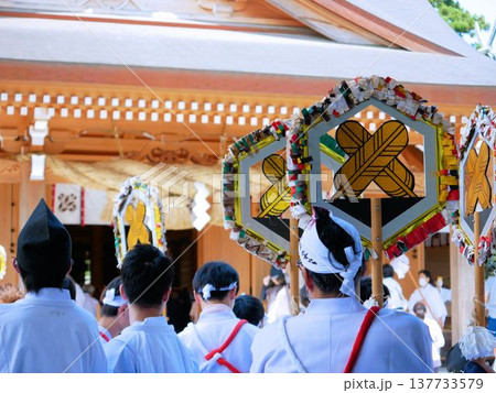 熊本県・阿蘇神社のおんだ祭り 神紋の「違い鷹」 熊本県・阿蘇神社のおんだ祭り 神紋の「違い鷹」 137733579