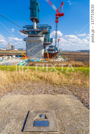 大阪府　淀川河川距離標と淀川右岸の斜張橋塔工事　2026年2月 137733630