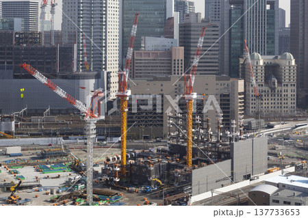 建設中のビルに立ち並ぶタワークレーンと鉄骨の構造体 躍動する都市開発 建設中のビルに立ち並ぶタワークレーンと鉄骨の構造体 躍動する都市開発 137733653
