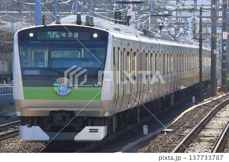 ［JA］埼京線E233系電車（開業40周年記念ラッピング編成） 137733787