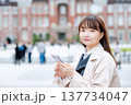 屋外でスマホを操作するビジネスウーマン 137734047