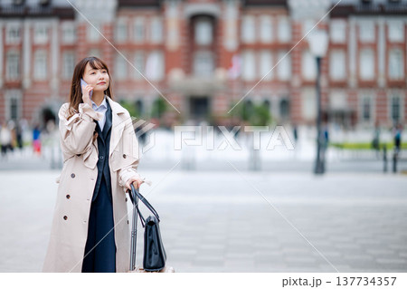 外出先で電話しているビジネスウーマン 137734357